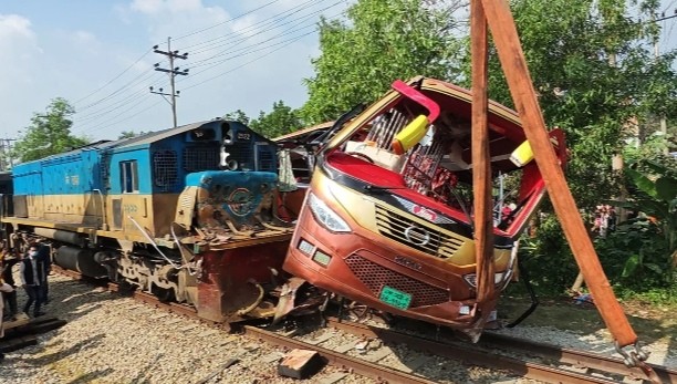 কুমিল্লায় ট্রেন-বাসের সংঘর্ষ: দুই গেটম্যানকে আসামি করে মামলা